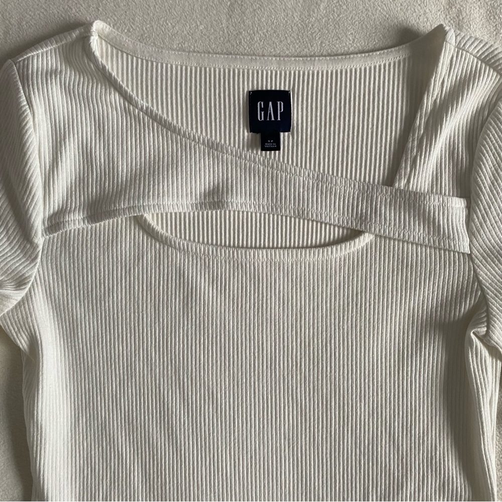 GAP Ribbed Crossover Cutout Top - Picture 2 of 7